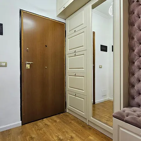 Bazaar's Eye, 3br, Central, Free Parking, Large Terrace Apartment *