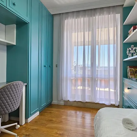 Bazaar's Eye, 3br, Central, Free Parking, Large Terrace Apartment Tirana