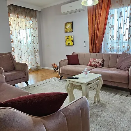 Bazaar's Eye, 3br, Central, Free Parking, Large Terrace Apartment Tirana