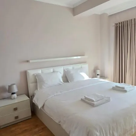 Bazaar's Eye, 3br, Central, Free Parking, Large Terrace Apartment